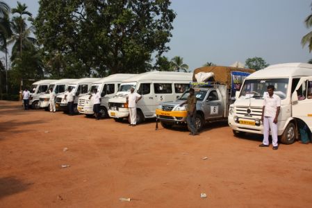 Calicut - Les chauffeurs posent fièrement devant leurs bus avant le départ pour 8h de route !