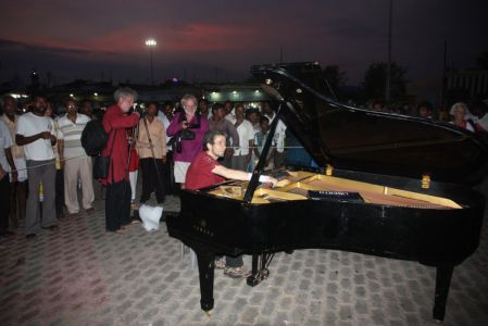 Cap Comorin - Concert sur la place au coucher du soleil