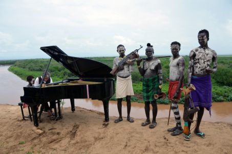 Au bord du fleuve Omo, piano et kalachnikovs