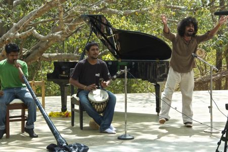 Des musiciens percussionnistes ont rejoint la Caravane Amoureuse et emflament le public
