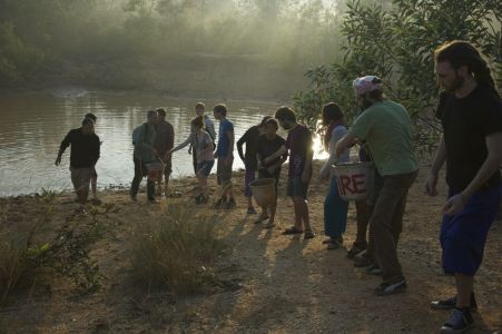 Sadhana Forest - L'eau nécessaire pour la plantation des arbres est transportée par seaux jusqu'à la plantation