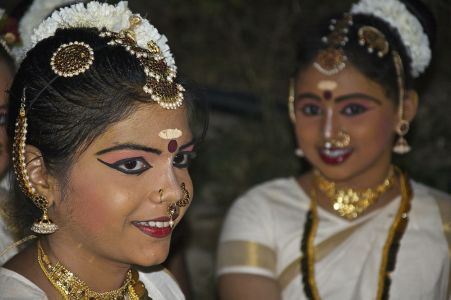 Salem Epiphany Center - Le maquillage et les coiffures des danseuses sont superbes