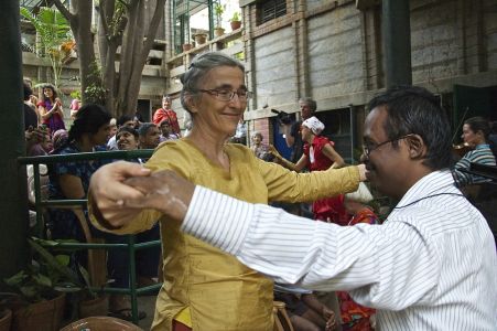 Communauté Asha Niketan pour handicapés mentaux - Invitation à la danse