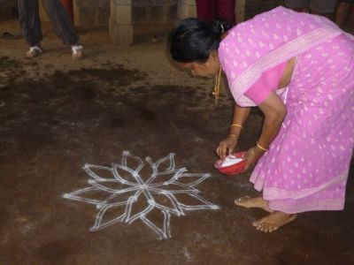 Ashram de Singing Heart - Fabrication d'un kolam, signe de bienvenue