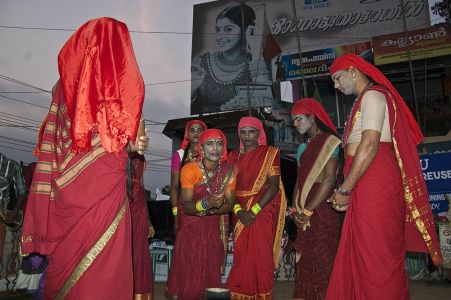 Pulpally - Le concert commence par une danse d'homme-femme danseurs