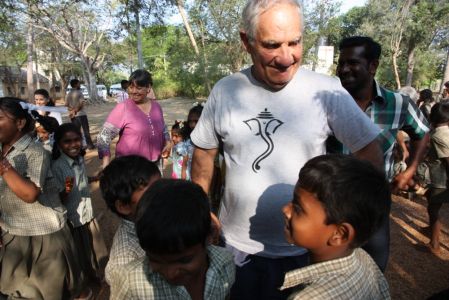 Salem Ecole tribale dans les collines - André fait danser des enfants