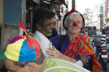 Déambulation dans les rue de Mysore - Soizic démarre les bisous