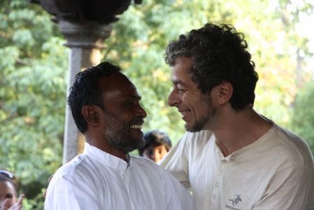 Govinda Park - Suite à une improvisation chant piano, moment de fraternité