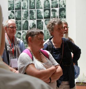 Sur le mur, au fond, les portraits des résidents