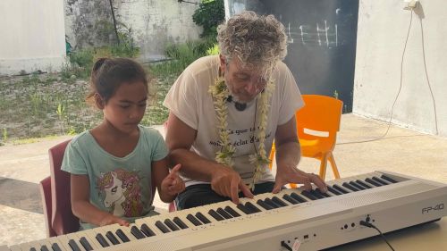 J10-03-4 mains avec Louane