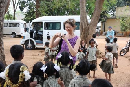 Salem Ecole tribale dans les collines - Jacqueline prend plein de photos, les enfants adorent ça !