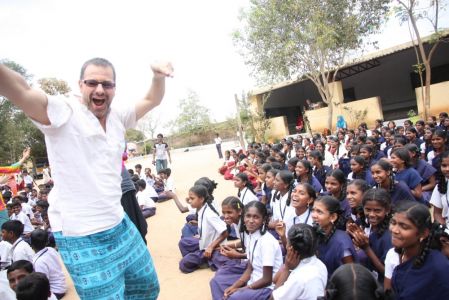 Ecole 'Jawadhu tribal school' - Antoine en plein lâcher-prise, fait rire les enfants