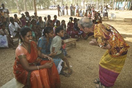 Salem Ecole tribale dans les collines - Joseph fait le clown et amuse les indiens