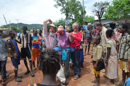 Déambulation des clowns au marché de Key Afer
