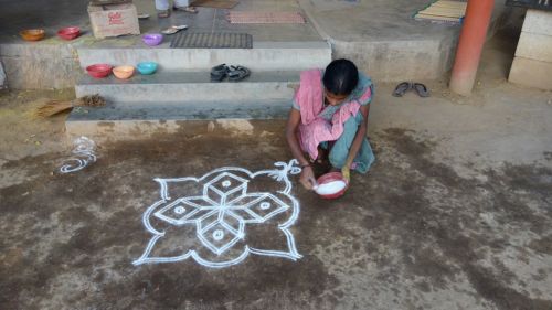 Ashram de Singing Heart - Début dun kolam
