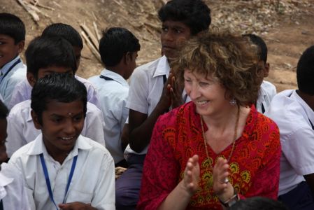 Ecole 'Jawadhu tribal school' - Jacqueline et les enfants au son de la musique