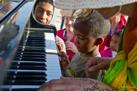 Découverte du piano pour cet enfant