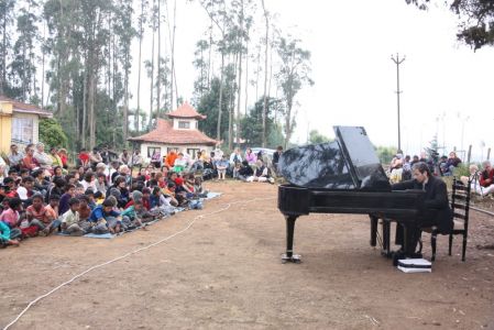Ashram d'Ooty - Concert au pied de la statue du fondateur de l'Ashram