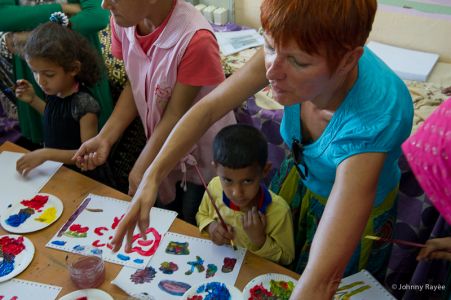 Jaqueline improvise un atelier peinture