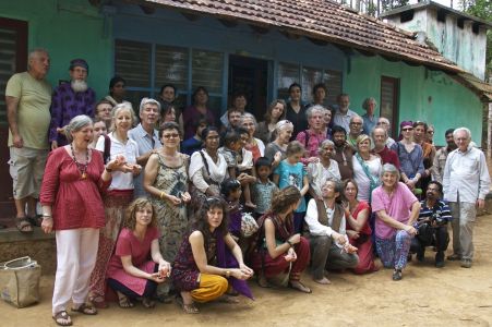 Pulpally - Photo de groupe chez le sculpteur.