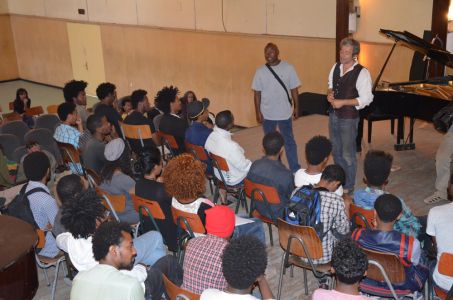 Au conservatoire, Marc s'exprime devant des étudiants très attentifs
