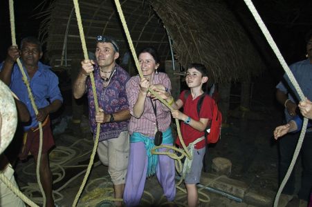 Cochin - La famille Godel remonte un filet de pêche