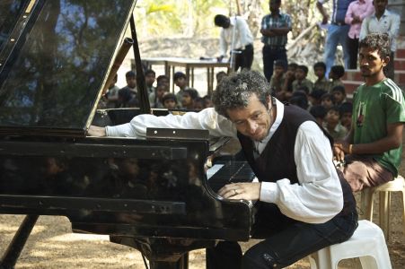Salem Ecole tribale dans les collines - Marc au piano
