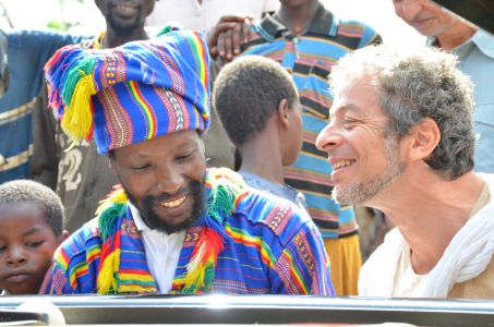 Le roi des Konsos et Marc à quatre mains