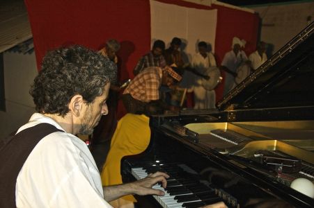 Sathyamangalam soirée consacrée aux femmes - Marc accompagne les groupes de percussionnistes