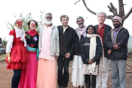 Ashram d'Ooty - Photo de groupe avec le Swami, Cavita et Joseph