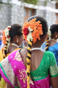 Salem Ecole tribale dans les collines - Les habits des danseuses sont très travaillés : tissus, coiffures, bijoux
