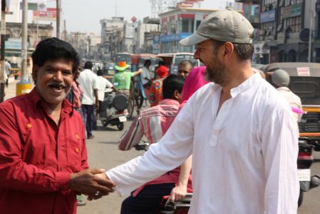 Déambulation dans les rue de Mysore - Les mains se serrent....