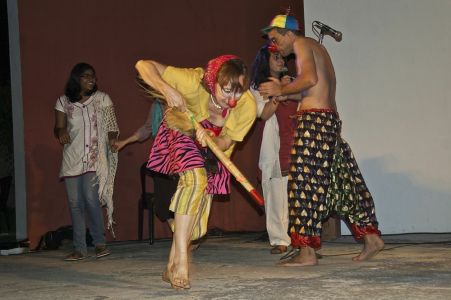 Concert à l'Alliance Française de Trivandrum - Ella et les clown entrent sur scène