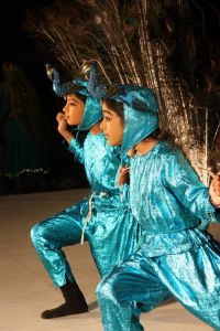 Salem Epiphany Center - Danse avec des paons utilisant des vraies plumes