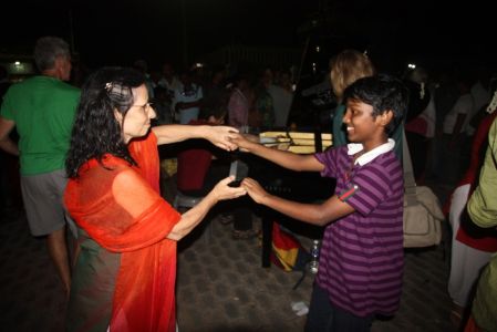 Cap Comorin - La musique invite rapidement les indiens et les Caravaniers à la danse