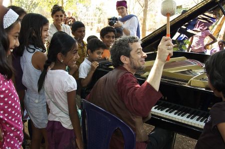Ecole Steiner - Marc joue avec la tête des enfants