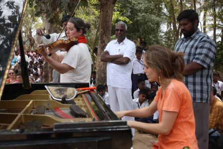 Ecole 'Jawadhu tribal school' - Improvisation piano-violon par Cathy et Catherine