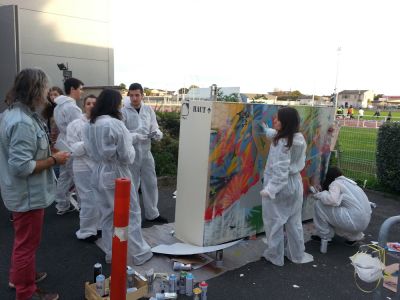 Les étudiants en train de graffer