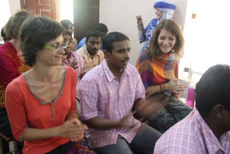 Kanyakumari Ecole pour enfant aveugle - Laële et Camille suivent en rythme le chant d'accueil