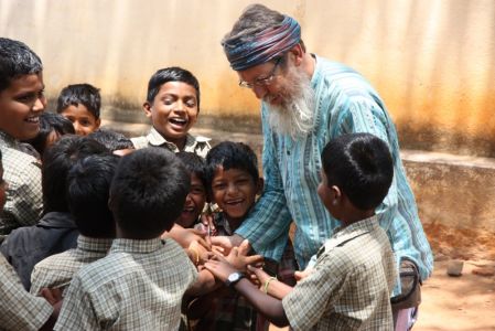 Salem Ecole tribale dans les collines - Georges joue avec les enfants qui en rient aux éclats