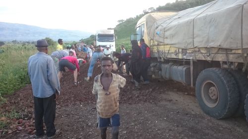 Tout le monde s'attelle à déblayer la route, caravaniers en tête