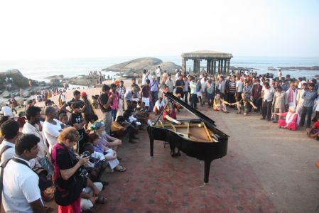 Cap Comorin, concert au lever du soleil - Indiens et Caravaniers écoutent Marc