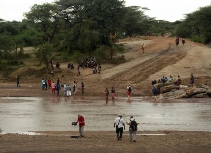 Traversée de la rivière vers le lieu du rituel