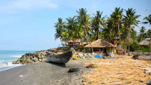 Les pêcheurs posent les filets sur la plage afin de les faire sécher