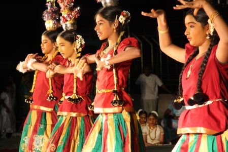 Salem Epiphany Center - Ces jeunes filles effectuent une danse avec un pot sur leur tête sans qu'aucun ne bouge pendant toute la danse