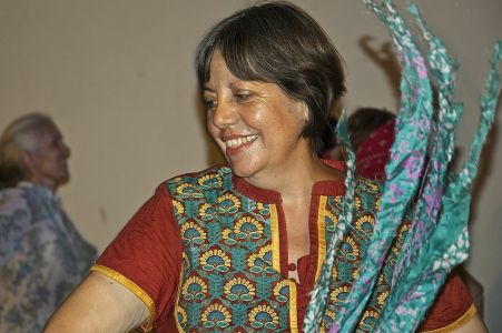Concert à l'Alliance Française de Trivandrum - Mireille danse avec des foulards
