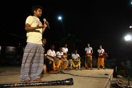 Les musiciens d'Agnii sont aussi présents ce soir. Ici Saru présentant les musiciens