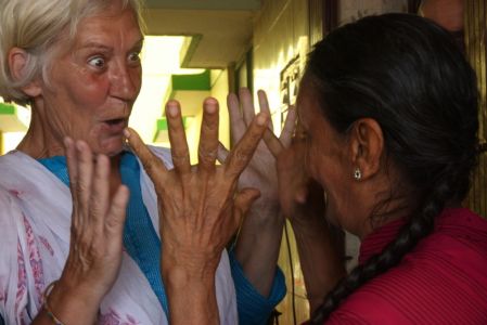Madurai Charitable Trust - Soupolaipatshimi et Soizic en plein jeu