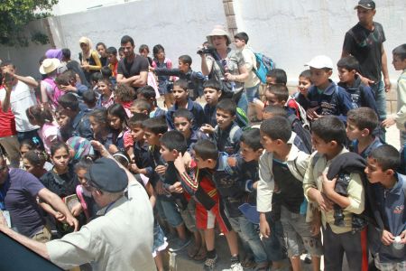 Les enfants nous accueillent