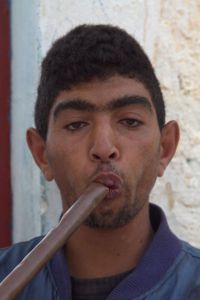 Un jeune joueur de flûte